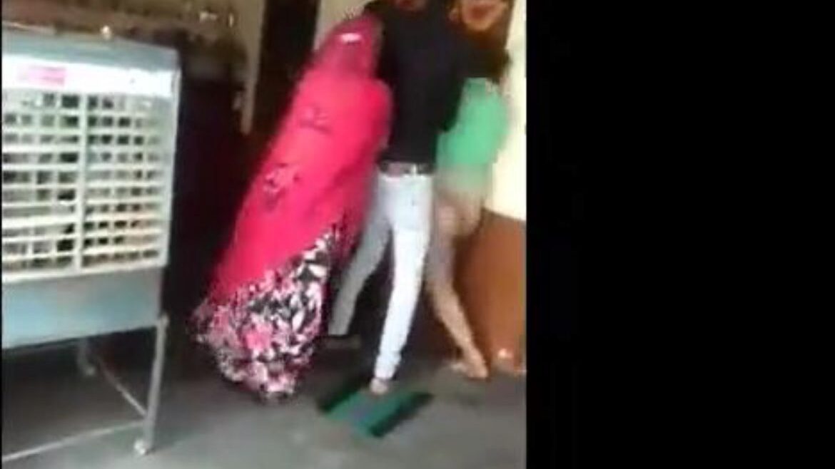 rajasthani suman bhabhi desi hot bhabhi catched red-handed with bf