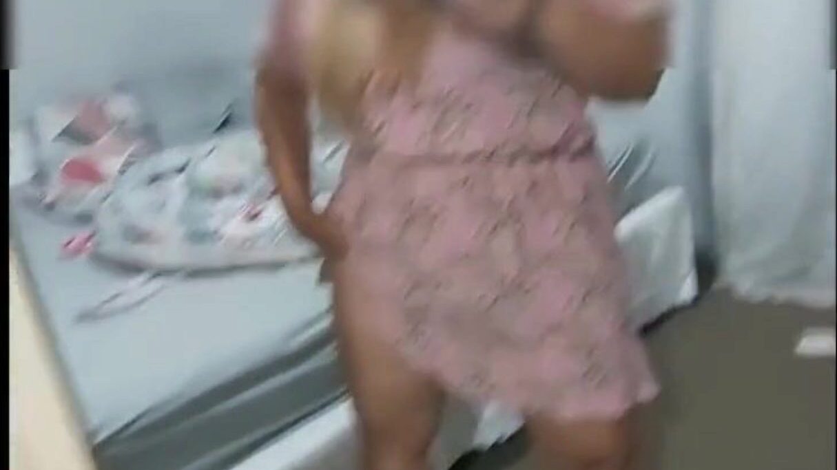 Esposa se exibindo espelho